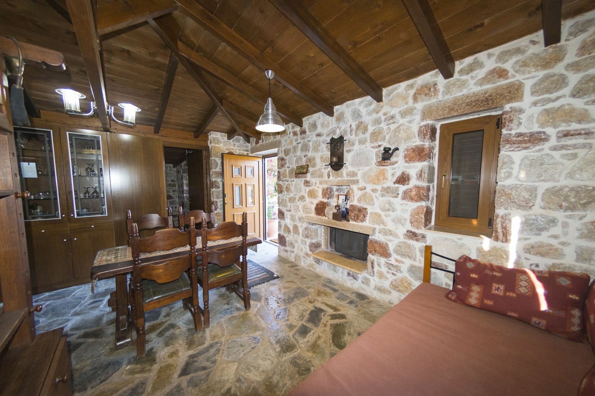 Vilă Stone House
